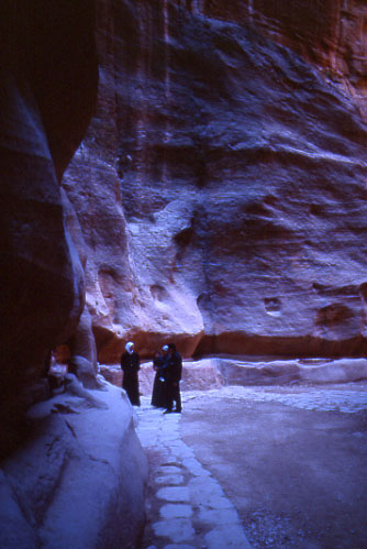 Petra. Il Siq (As-Siq) La gola di accesso a Petra, di origine fluviale. E' possibile vedere sul lato destro i resti dell'acquedotto che convogliava l'acqua all'interno della citt.