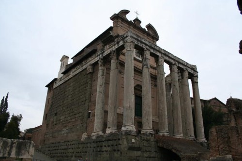 Tempio di Antonino e Faustina, trasformato nella Chiesa di S.Lorenzo de' Speziali in Miranda
