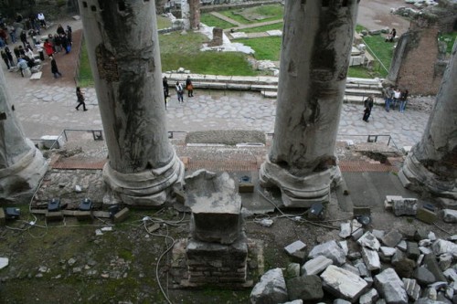 Il podio, la scalinata ed i resti dell'altare, visti dall'interno della chiesa