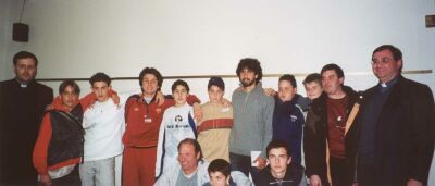 Damiano Tommasi con il mister e la squadra calcio di S.Melania