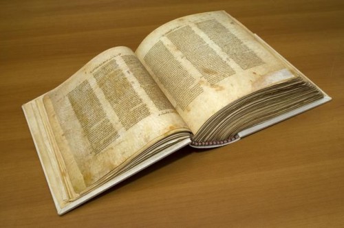Il Codice Vaticano (Codice B), uno dei due più antichi manoscritti completi della Bibbia (IV secolo), esposto in fac-simile