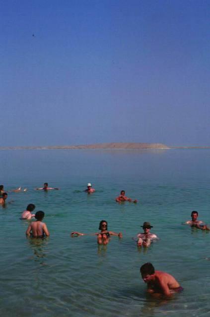 Bagno nel Mar Morto, sostenuti dal sale