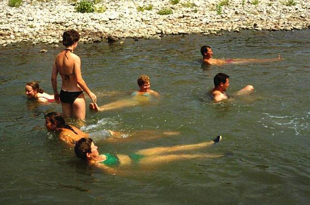 Bagno nel fiume Giordano, meditando il battesimo di Giovanni Battista