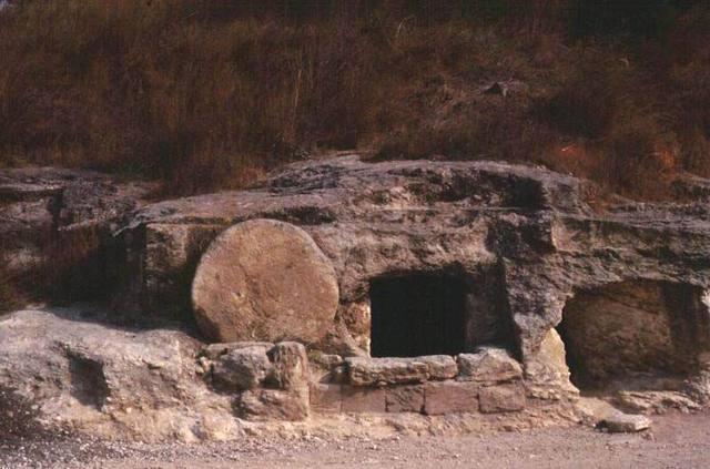 Tomba di età romana, vicino al monte Carmelo, con il sistema di chiusura a pietra rotolante