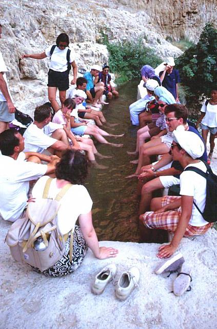 Momento di riposo nel wadi Qelt con l'acquedotto romano riutilizzato dai monaci del deserto