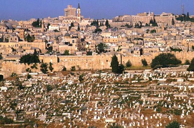 Il cimitero islamico, subito fuori le mura della città vecchia, vicino la Porta dei Leoni o di S.Stefano