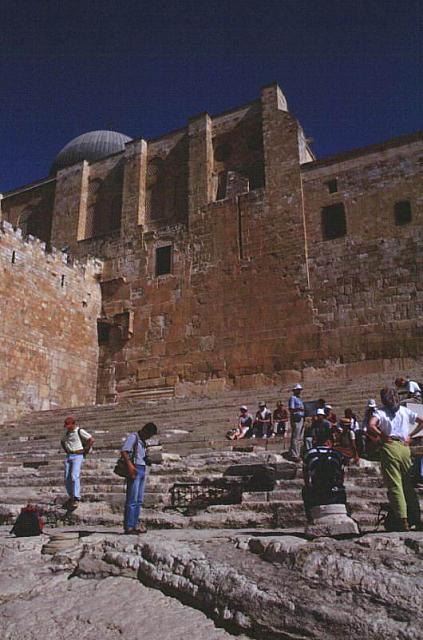 Dinanzi alla Porta Tripla ed alla Porta Doppia del Tempio, meditando sulla predicazione di Gesù al Tempio