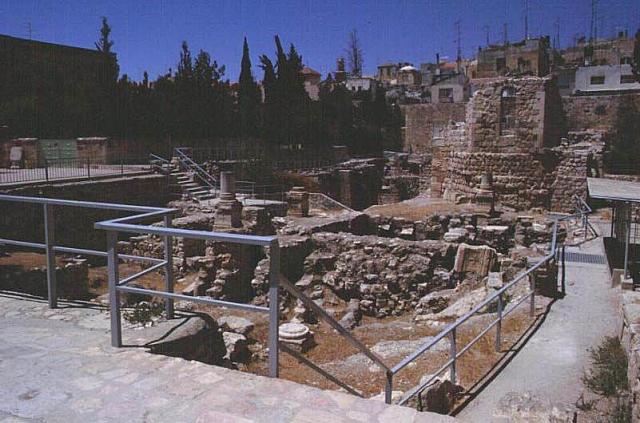 La piscina di Betzaetà, presso la Porta delle Pecore, dove Gesù guarì il paralitico