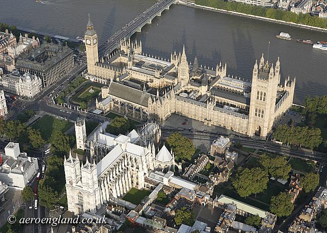 Westminster Abbey o St Peter's Abbey era un'abbazia benedettina, fondata a partire dal 604, divenuta poi Abbazia reale per le incoronazioni e le sepolture. Enrico VIII ne cacciò tutti i monaci, ma la conservò