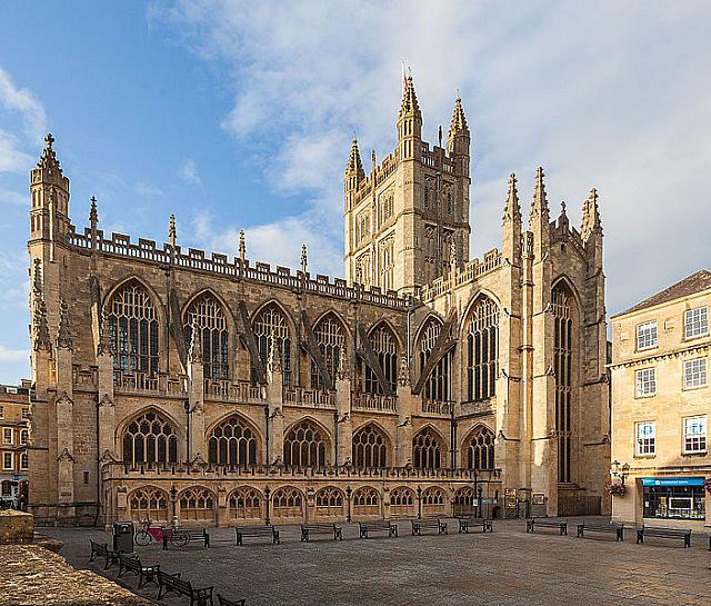 Bath Abbey (dalla quale vennero cacciati i benedettini)