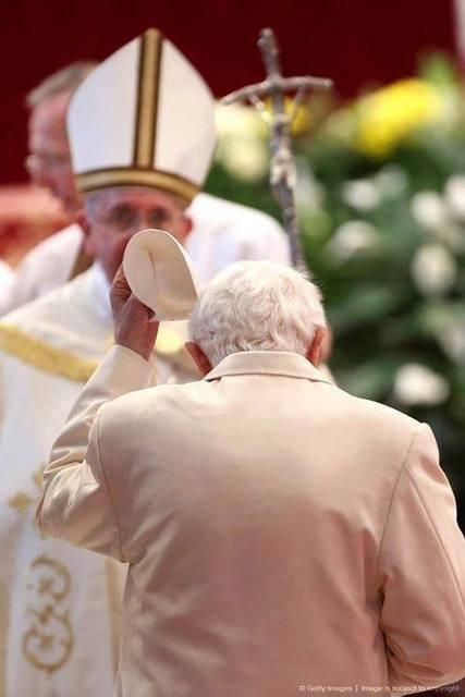 Benedetto zucchetto dinanzi papa francesco