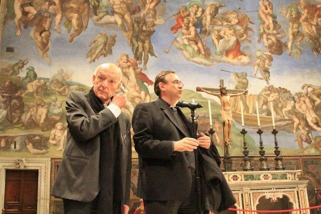 Il prof. Antonio Paolucci e mons. Andrea Lonardo nella cappella Sistina. Foto di Paolo Cerino