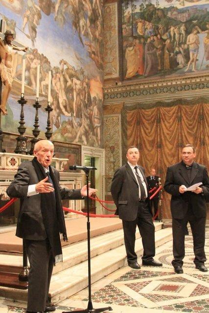 Il prof. Antonio Paolucci illustra il Giudizio di Michelangelo nella Cappella Sistina. Foto di Paolo Cerino