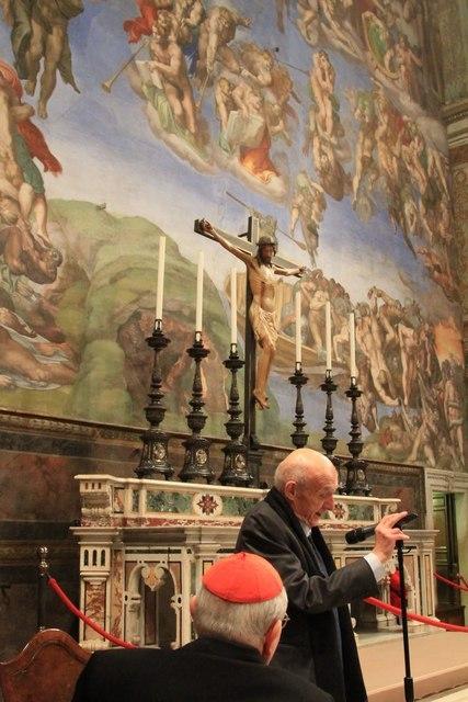 Il prof. Antonio Paolucci illustra il Giudizio di Michelangelo nella Cappella Sistina. Foto di Paolo Cerino