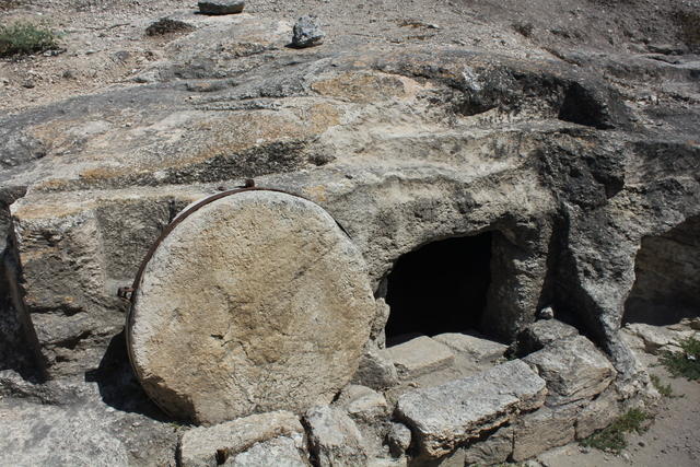 Verso Cesarea, tomba con la pietra rotolata