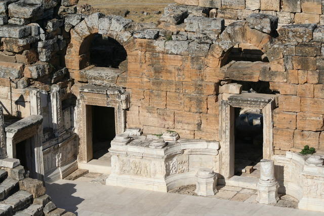 Gerapoli (Hierapolis): il teatro con il mito di Dioniso, di Apollo e di Artemide