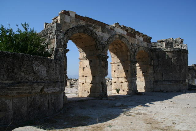 Gerapoli (Hierapolis): porta di Domiziano, eretta dal proconsole d'Asia Giulio Frontino nel 82/83 d.C.
