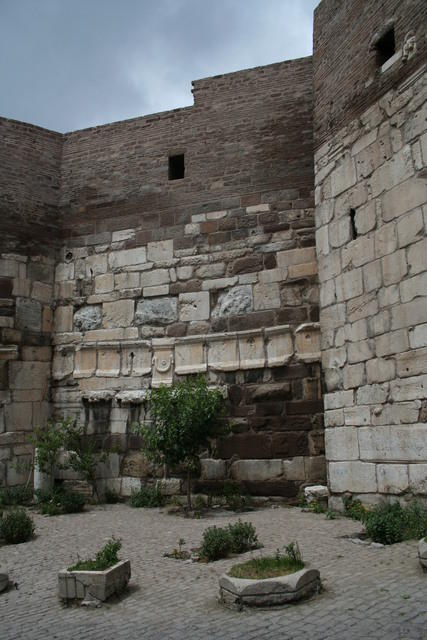 Ankara, cittadella: materiale di spoglio greco-romano e bizantino riutilizzato nelle mura