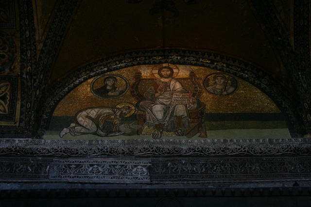 İstanbul: Santa Sofia. Portale d'ingresso con Cristo pantocratore adorato dall'imperatore Leone VI (clicca per leggere oltre)