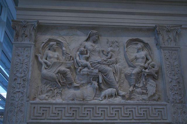 Ara pacis Augustae: Tellus/Venere genitrice, ossia la Pax con i suoi frutti