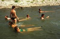 Bagno nel fiume Giordano, meditando il battesimo di Giovanni Battista