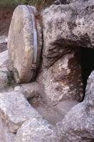 Tomba di età romana, vicino al monte Carmelo, con il sistema di chiusura a pietra rotolante