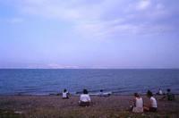 Al mattino, meditazione sulle rive del lago di Galilea. Sull'altra sponda del lago si intravede Tiberiade