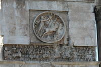 Arco di Costantino. IV fregio costantiniano: Costantino entra in Roma. In alto tondo con Apollo/Sol che esce dal mare