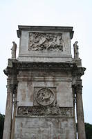 Arco di Costantino. IV fregio costantiniano: Costantino entra in Roma. In alto tondo con Apollo/Sol che esce dal mare